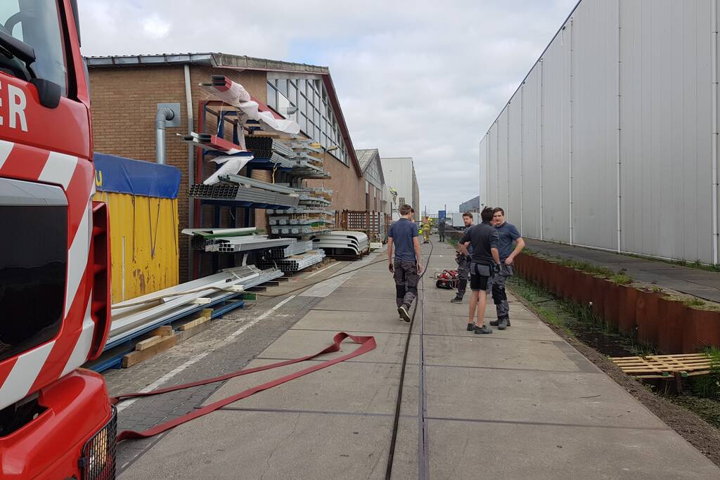 Compressor vat vlam in bedrijfspand
