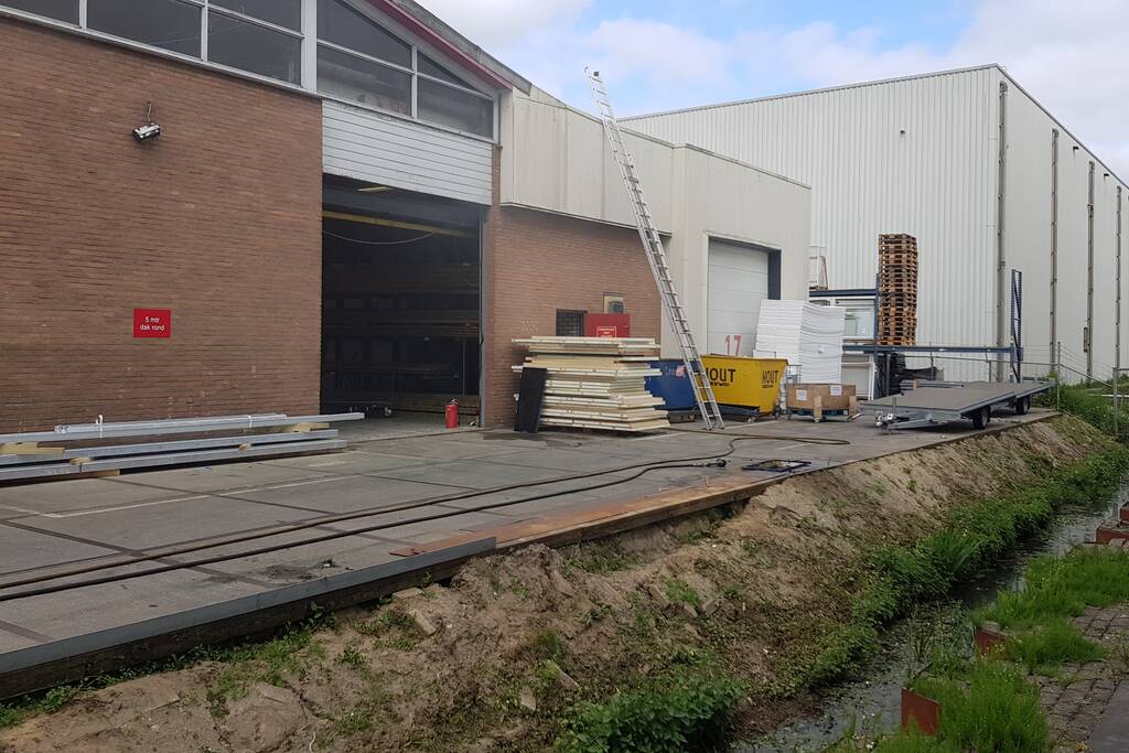 Compressor vat vlam in bedrijfspand