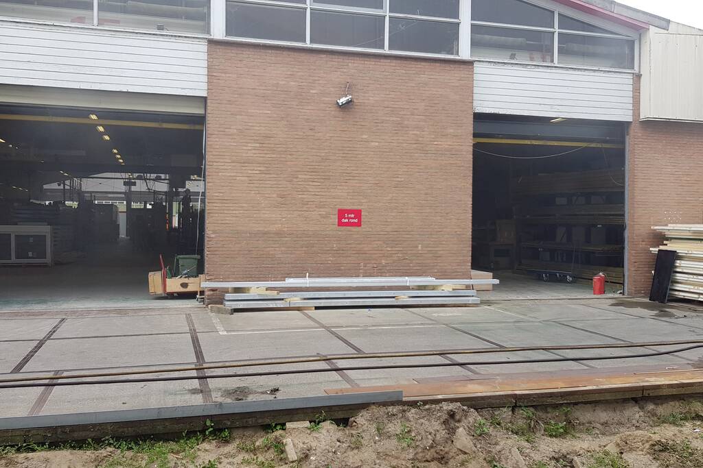 Compressor vat vlam in bedrijfspand