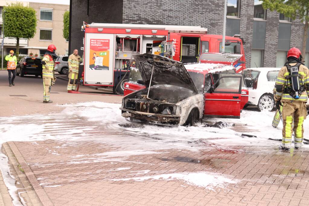 Auto brandt volledig uit