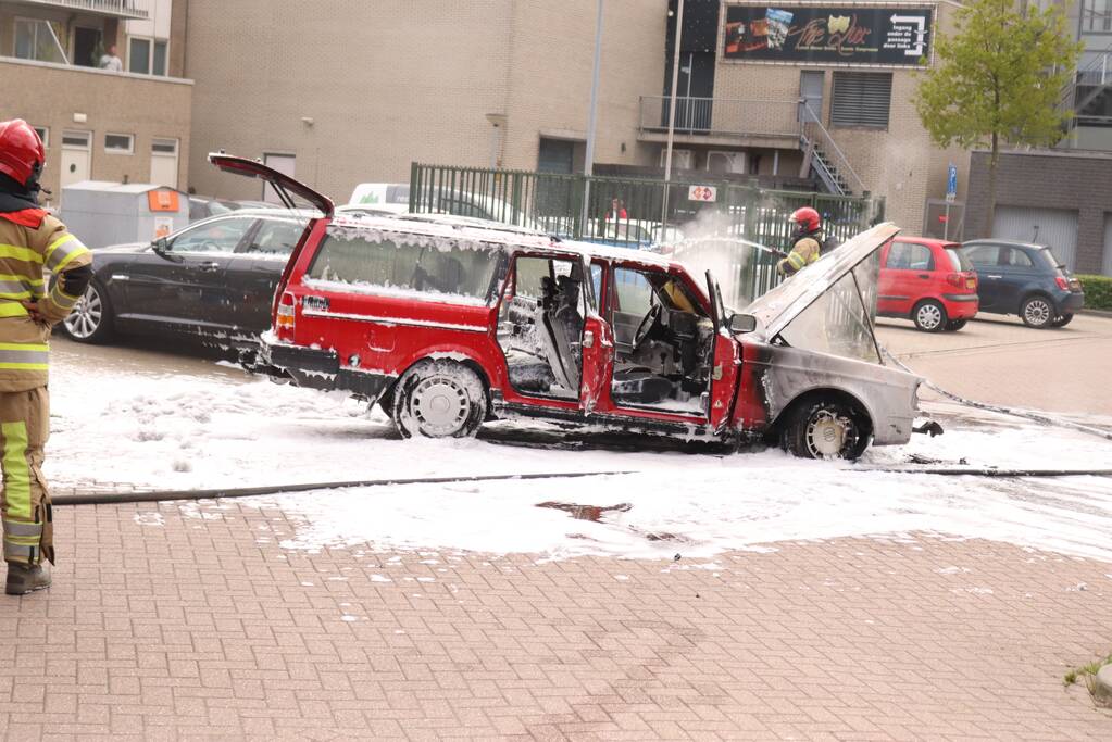 Auto brandt volledig uit