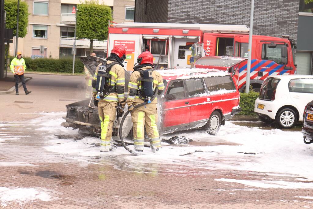 Auto brandt volledig uit