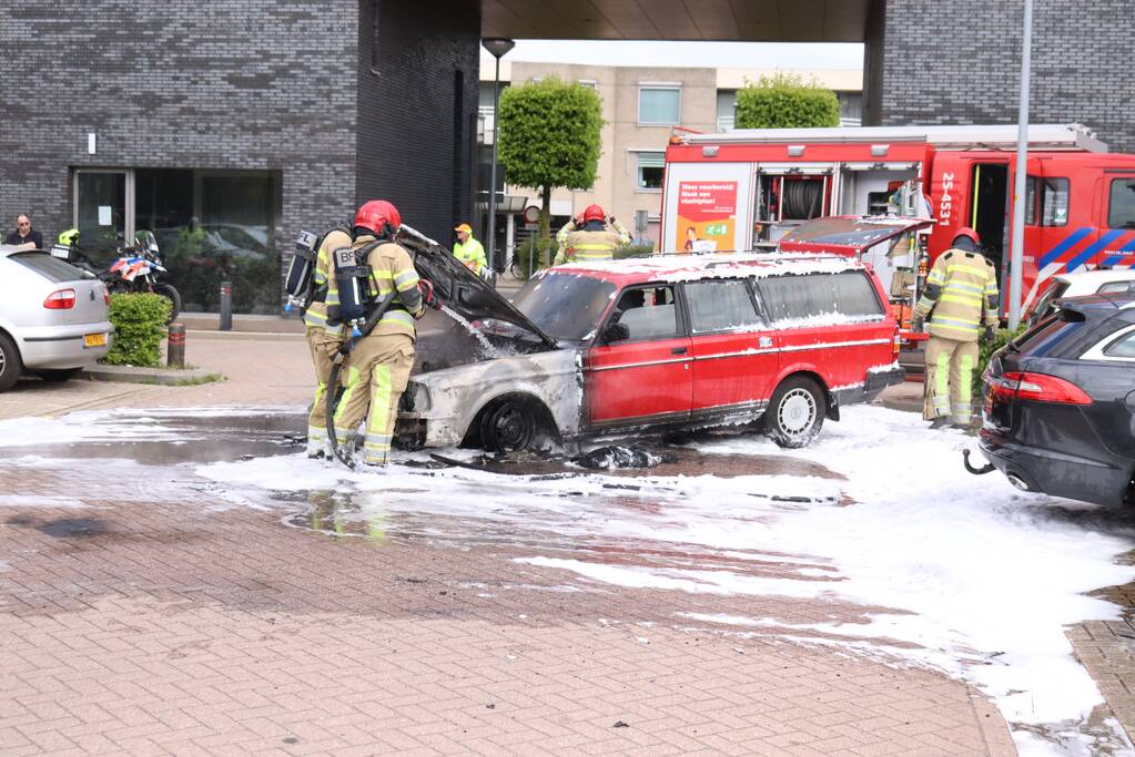 Auto brandt volledig uit