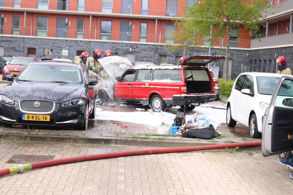 Auto brandt volledig uit