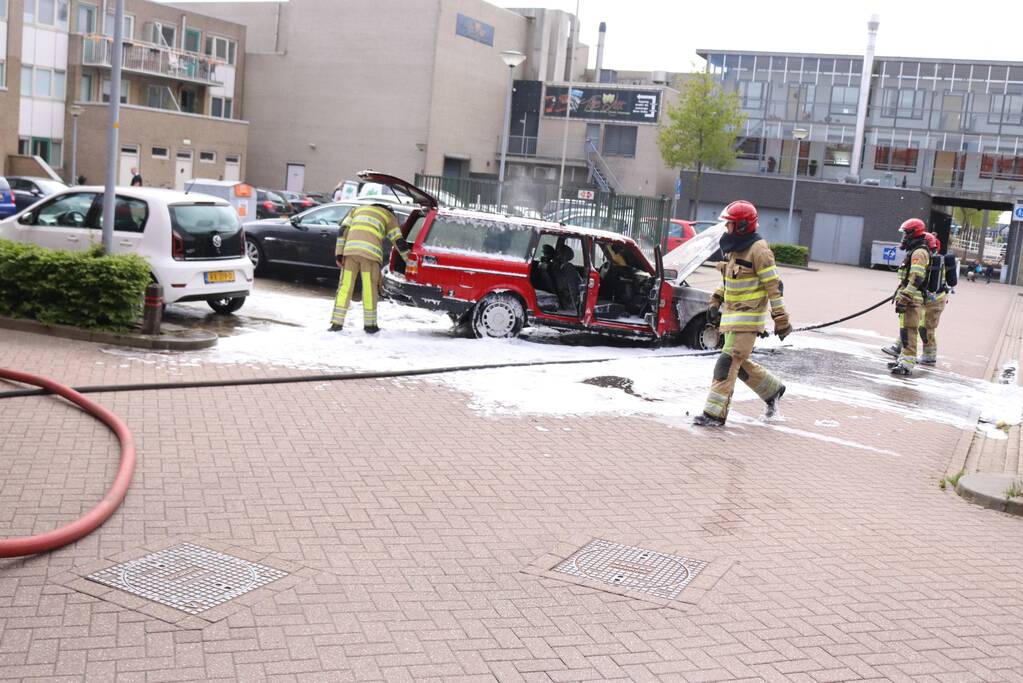 Auto brandt volledig uit