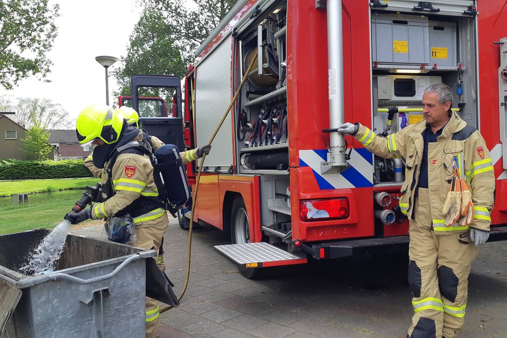 Afval in container bij Sporthal Strijland vat vlam