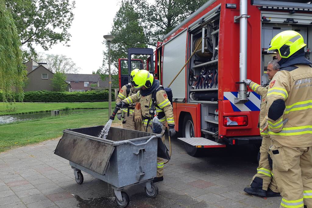 Afval in container bij Sporthal Strijland vat vlam