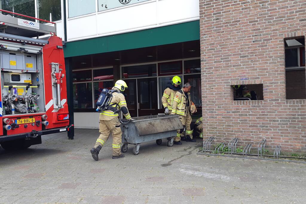 Afval in container bij Sporthal Strijland vat vlam