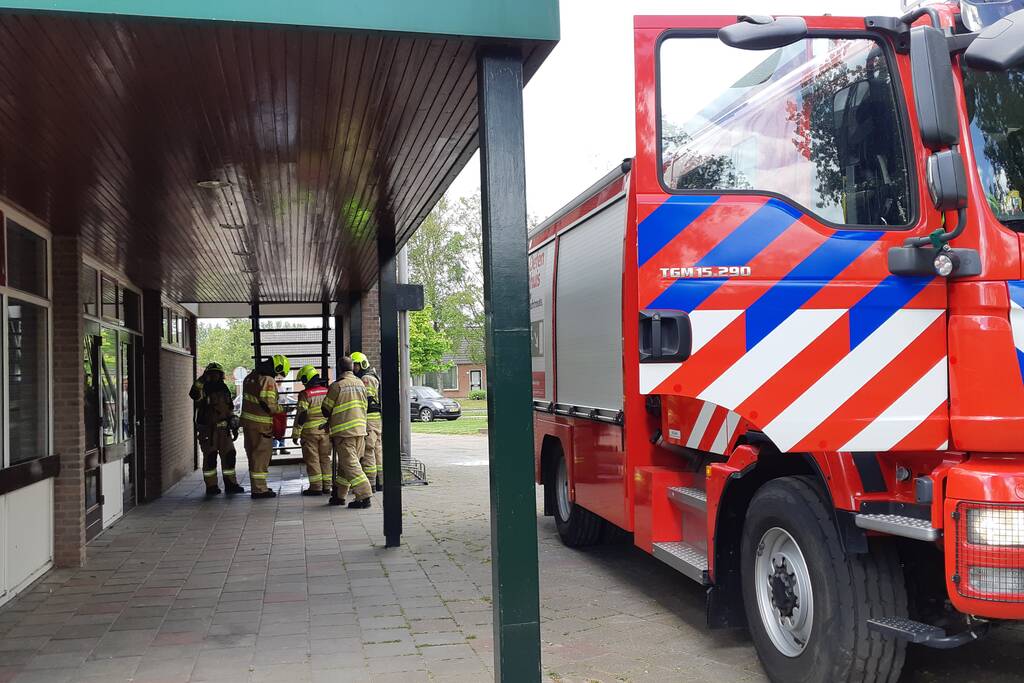 Afval in container bij Sporthal Strijland vat vlam