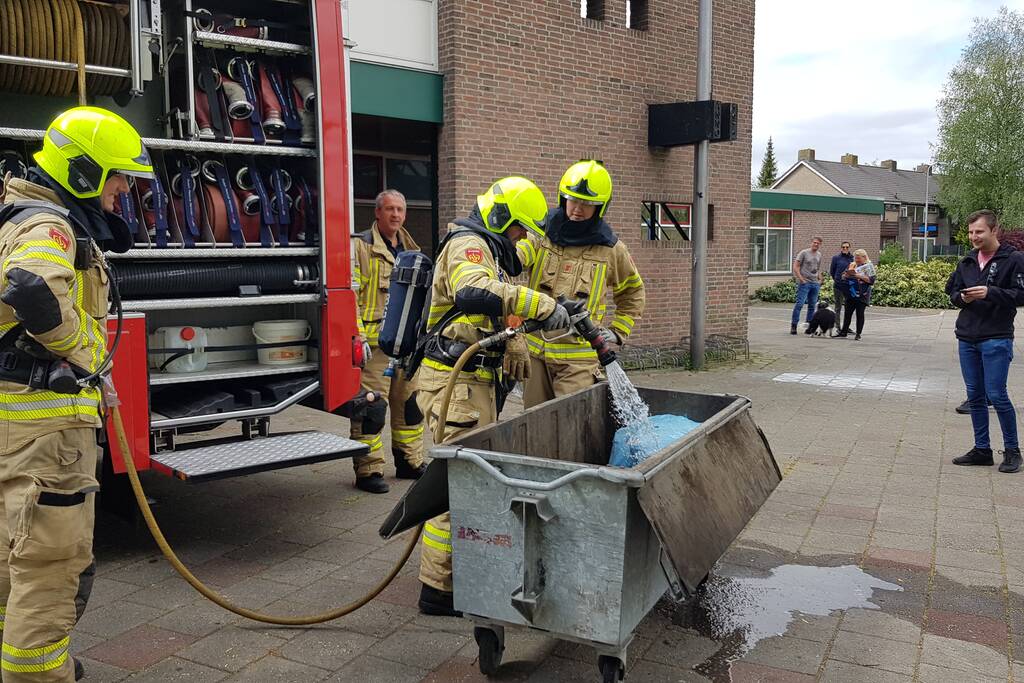 Afval in container bij Sporthal Strijland vat vlam