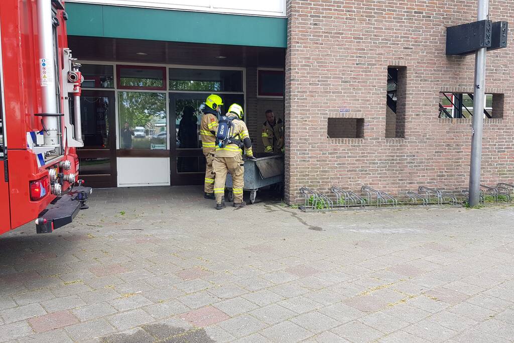 Afval in container bij Sporthal Strijland vat vlam