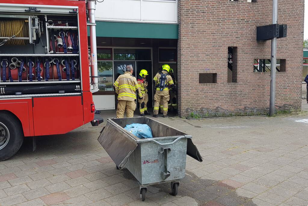 Afval in container bij Sporthal Strijland vat vlam