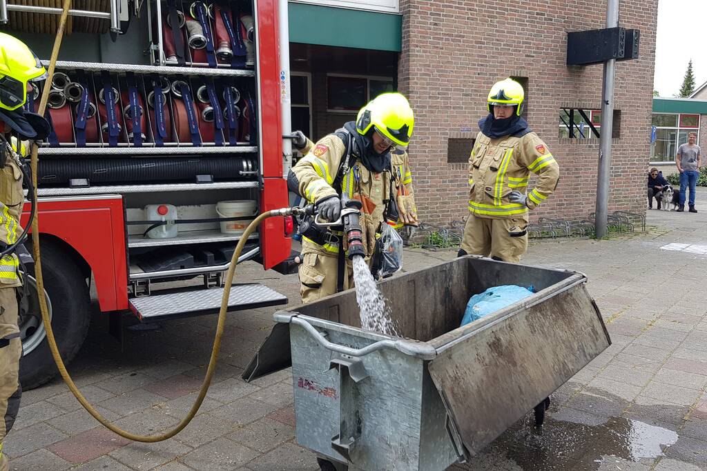 Afval in container bij Sporthal Strijland vat vlam