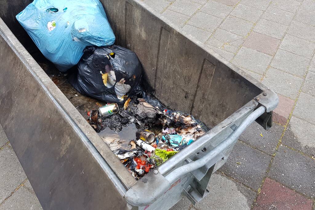 Afval in container bij Sporthal Strijland vat vlam