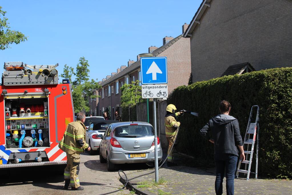 Coniferenhaag vat vlam bij wegbranden van onkruid