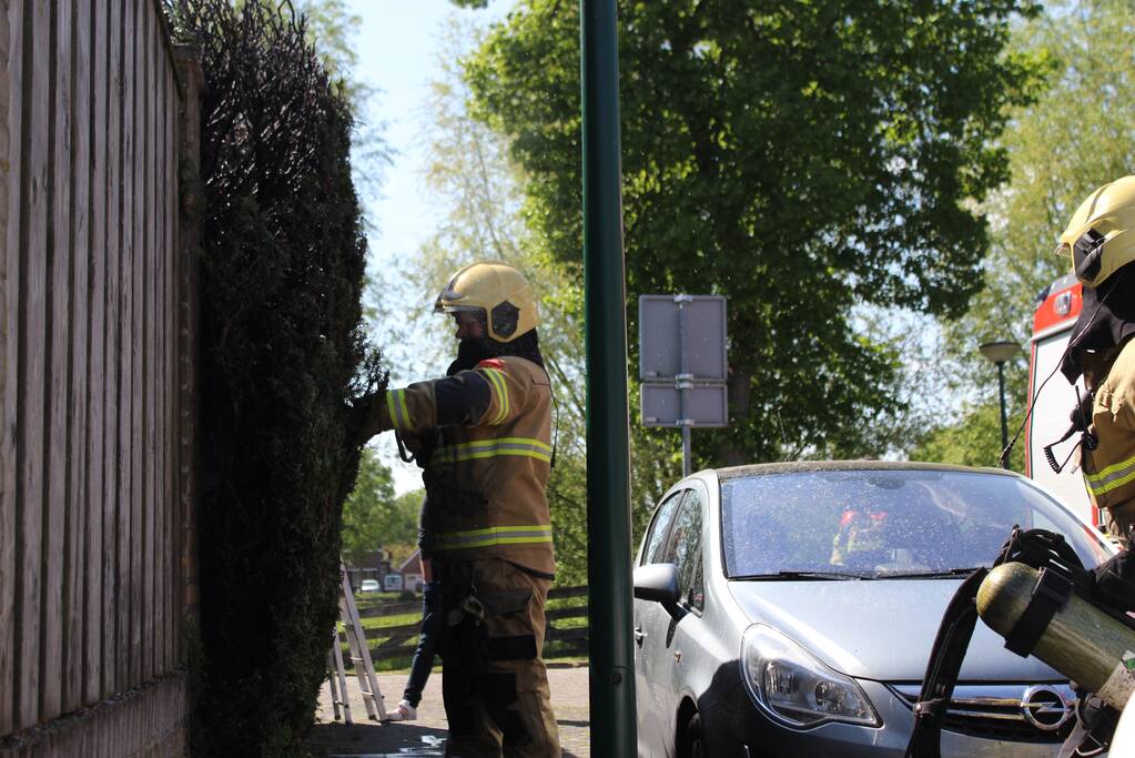 Coniferenhaag vat vlam bij wegbranden van onkruid
