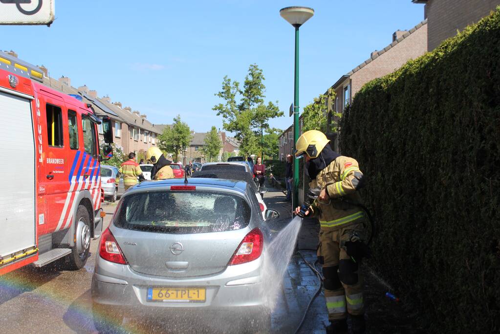 Coniferenhaag vat vlam bij wegbranden van onkruid
