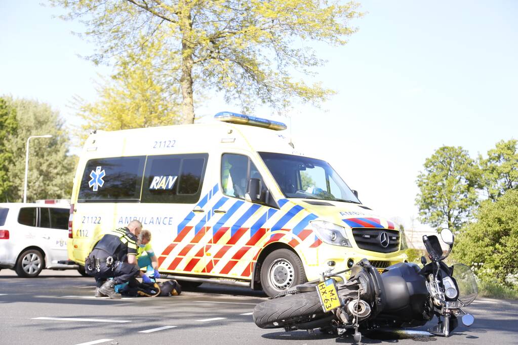 Automobilist botst op stilstaande motor