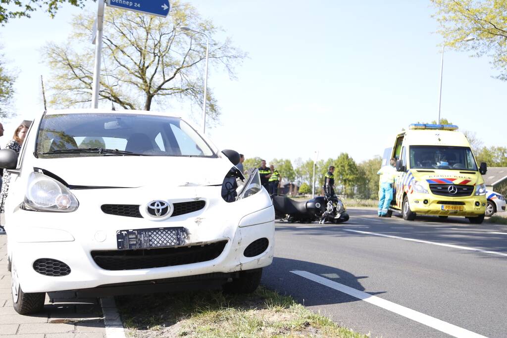 Automobilist botst op stilstaande motor