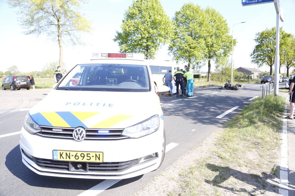 Automobilist botst op stilstaande motor