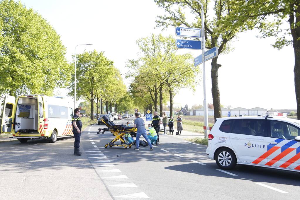 Automobilist botst op stilstaande motor