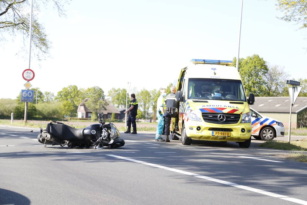 Automobilist botst op stilstaande motor