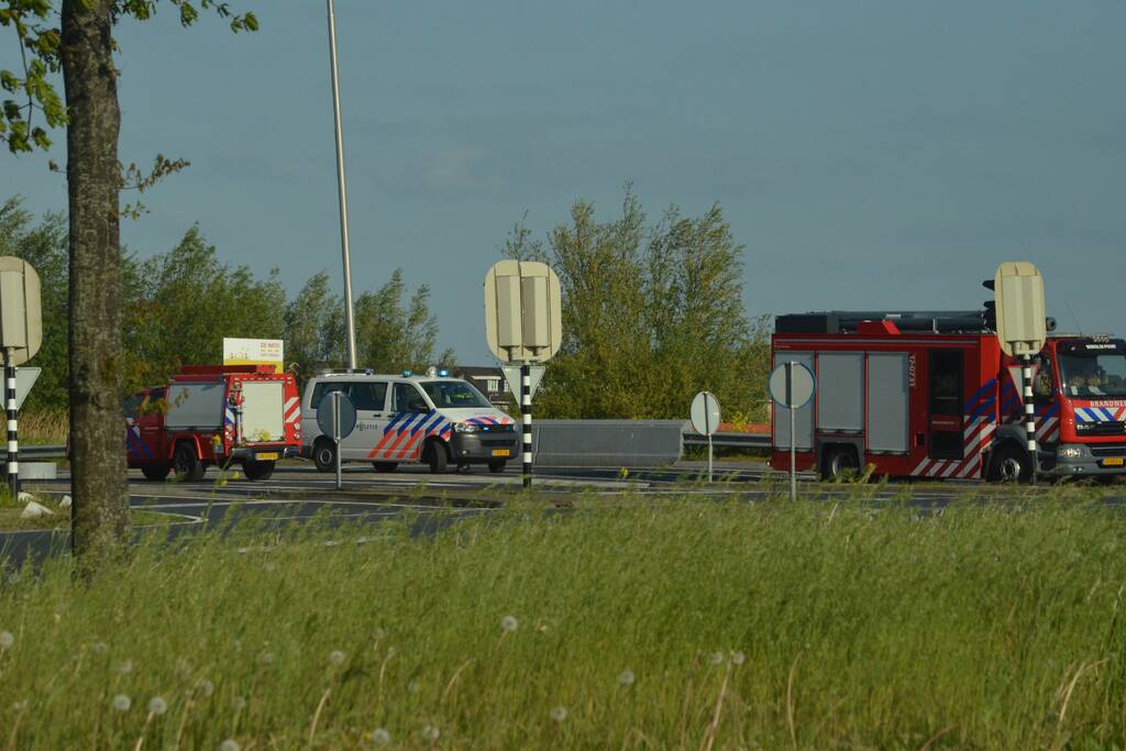 Auto vliegt tijdens het rijden in brand