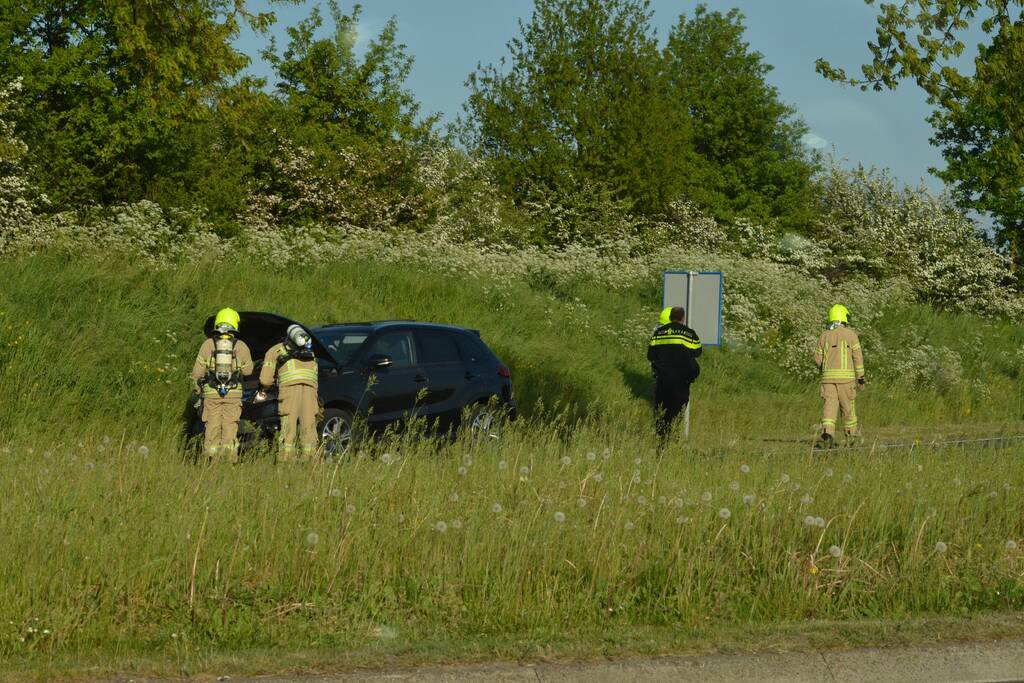 Auto vliegt tijdens het rijden in brand