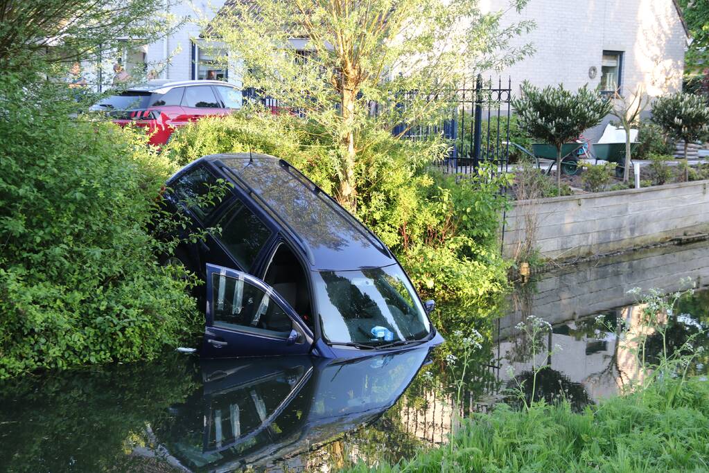 Auto belandt in sloot tijdens inparkeren