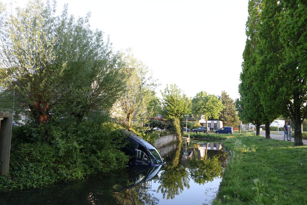 Auto belandt in sloot tijdens inparkeren