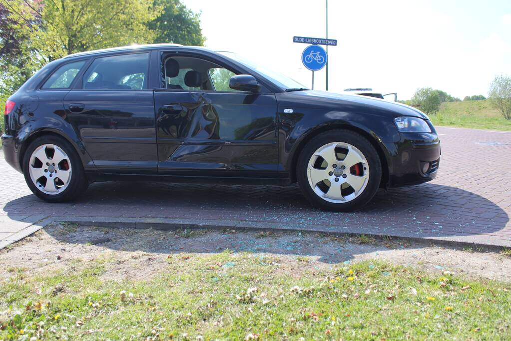 Wielrenner fietst in op auto