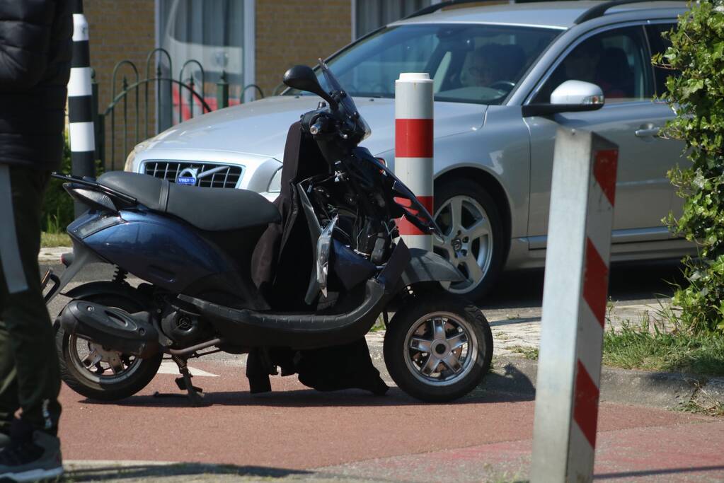 Scooterrijder maakt flinke smak na botsing met auto