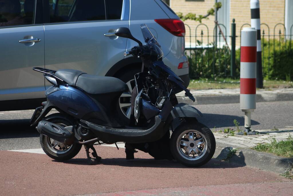Scooterrijder maakt flinke smak na botsing met auto