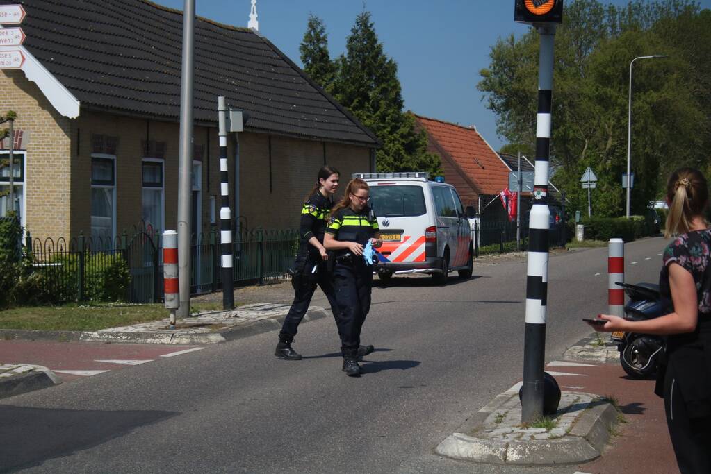 Scooterrijder maakt flinke smak na botsing met auto