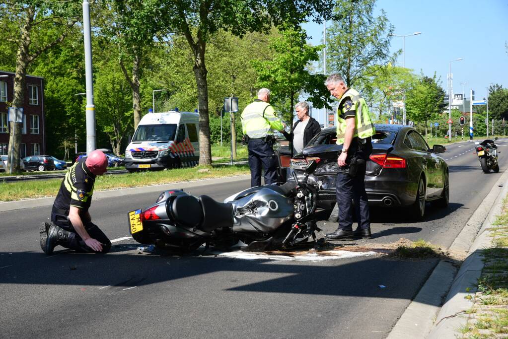 Motorrijder vol achterop auto gebotst