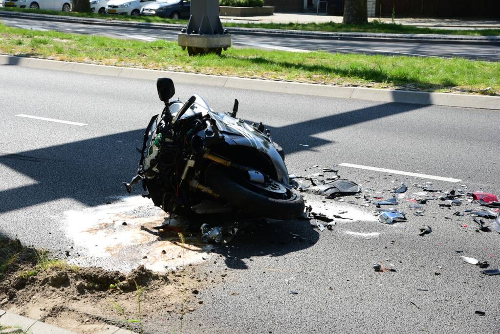 Motorrijder vol achterop auto gebotst