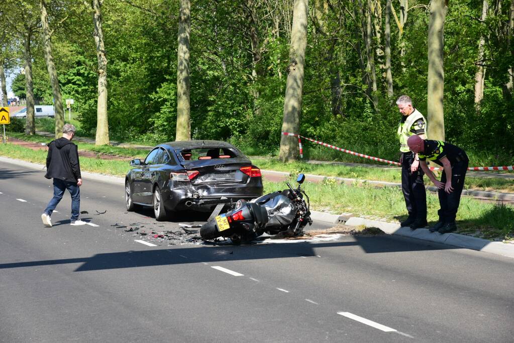 Motorrijder vol achterop auto gebotst