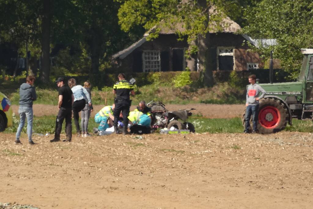 Quadrijder zwaargewond na valpartij