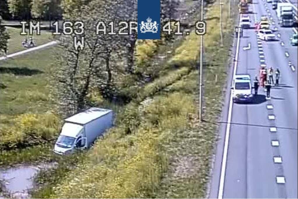 Bakwagen belandt in de sloot naast A12, chauffeur overleden