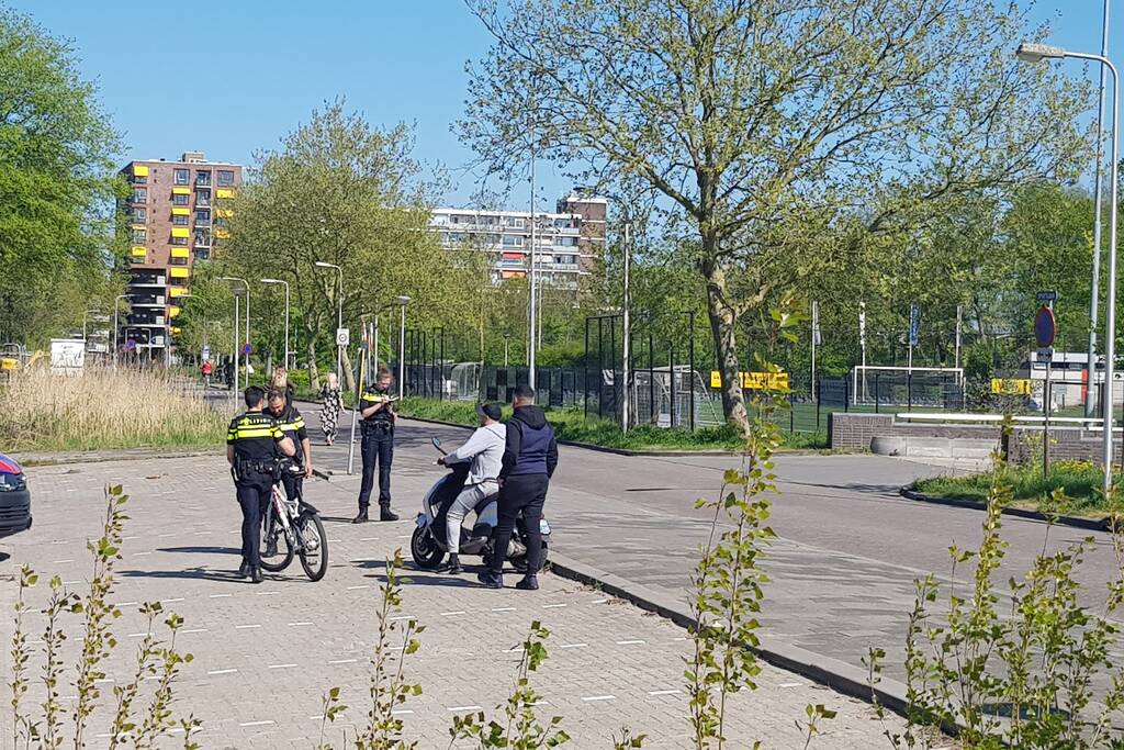 Politie voert controles uit bij scooterrijders