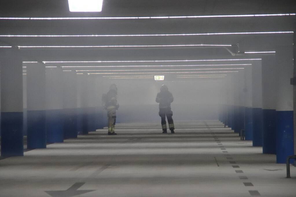 Parkeergarage vol rook