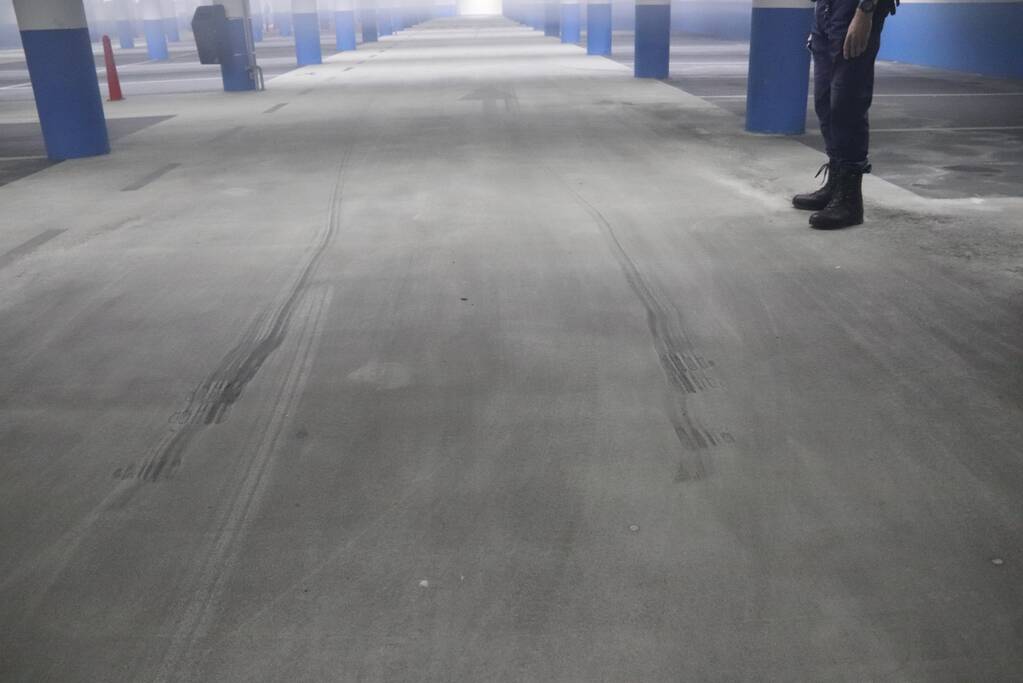 Parkeergarage vol rook