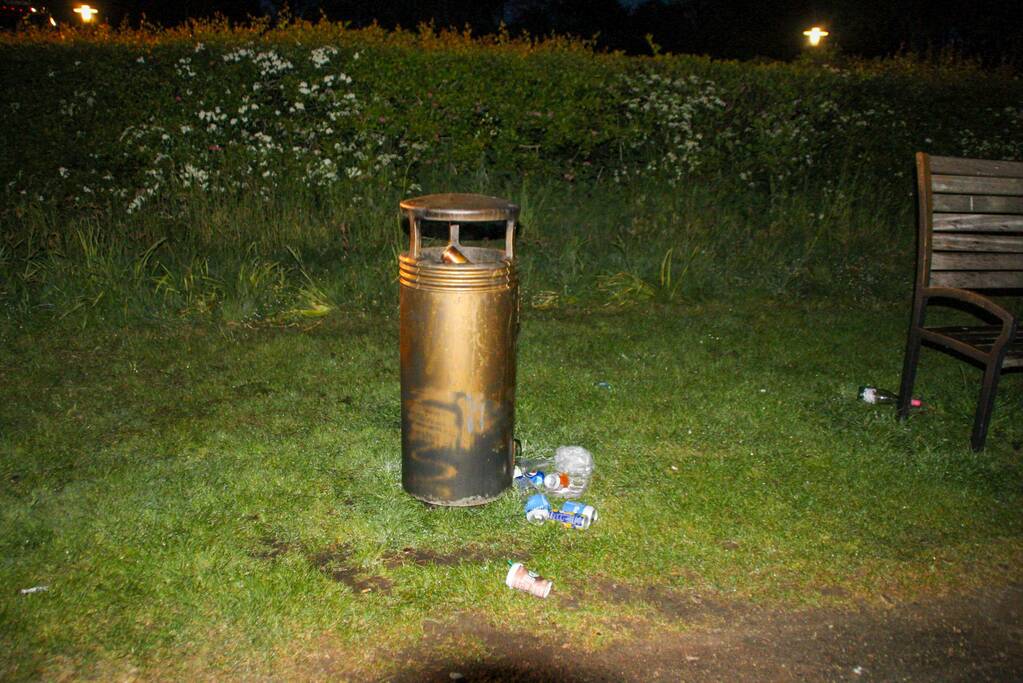 Prullenbakken in brand gestoken in stadspark