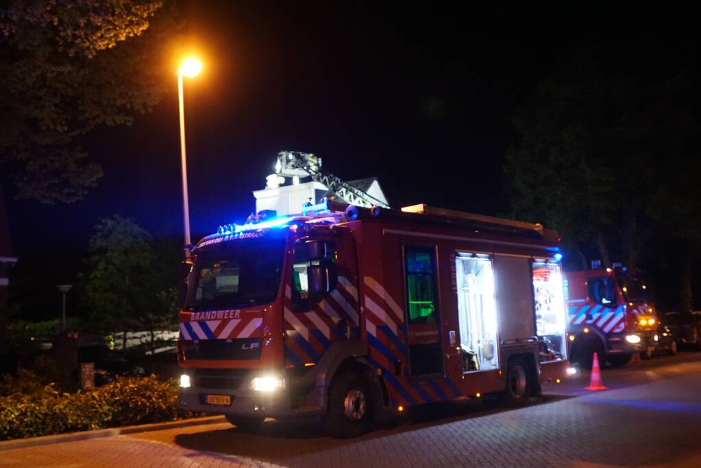 Brandweer veegt schoorsteen na kleine brand