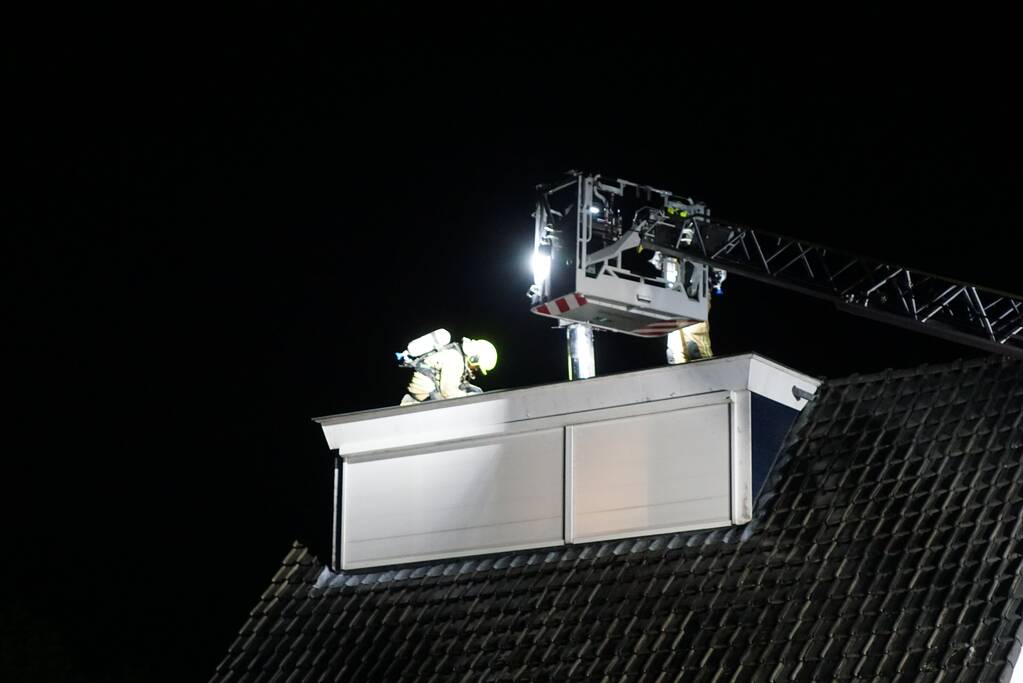Brandweer veegt schoorsteen na kleine brand
