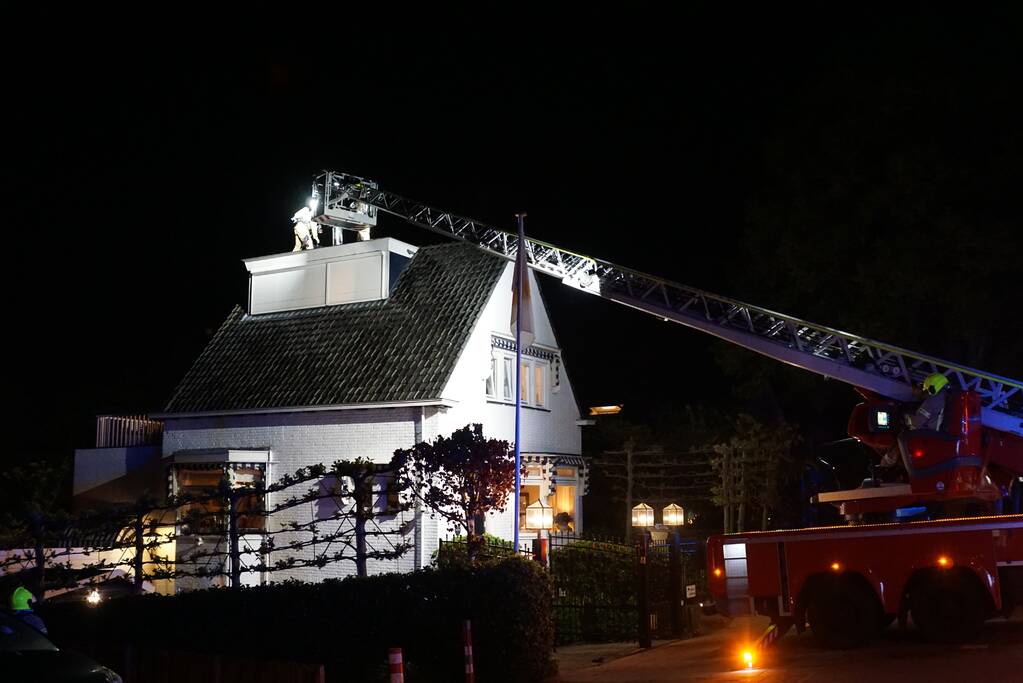 Brandweer veegt schoorsteen na kleine brand