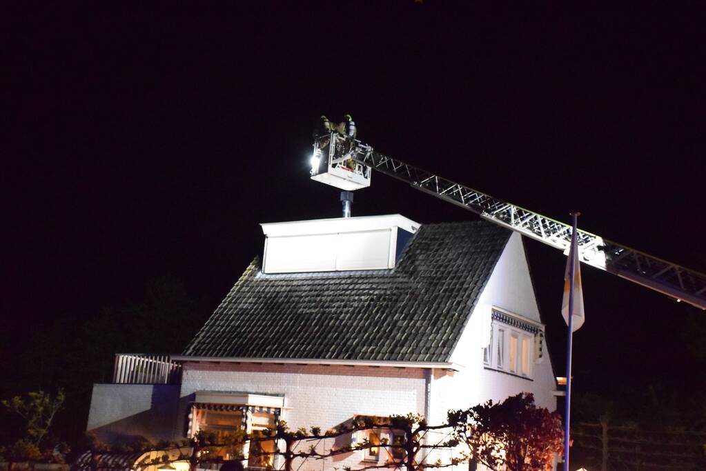 Brandweer veegt schoorsteen na kleine brand