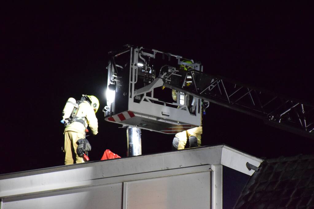 Brandweer veegt schoorsteen na kleine brand