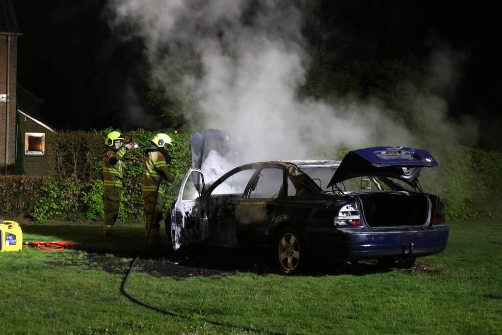 Auto in brand gestoken