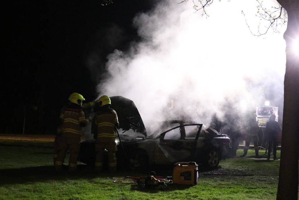 Auto in brand gestoken